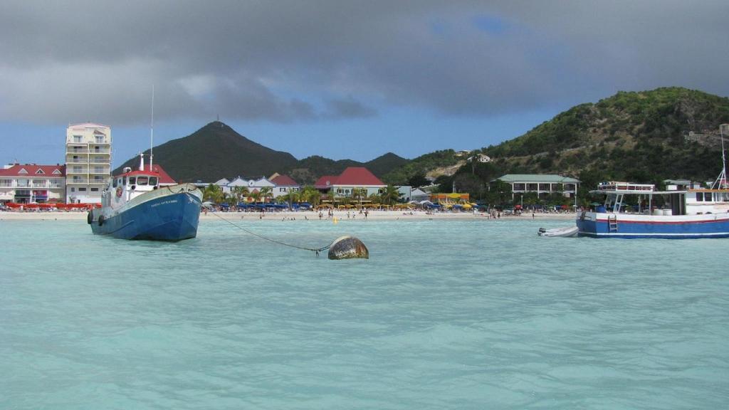 Las aguas de la isla son ideales para los deportes acuáticos, desde snorkel, buceo,  jet ski  a kitesurf.