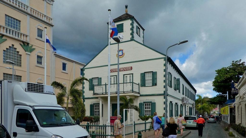 St. Maarten ha tomado medidas para proteger sus recursos naturales y promover prácticas que minimicen el impacto ambiental.