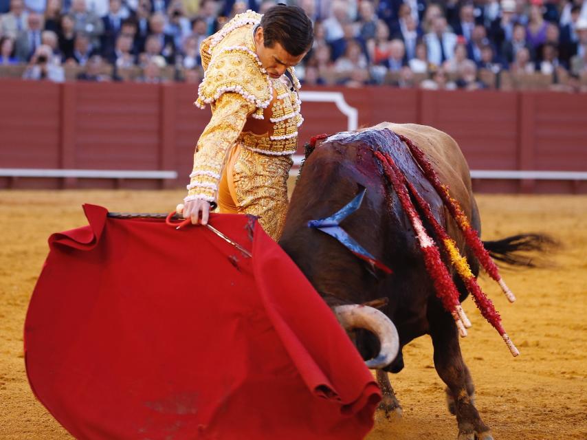 Juan Ortega torea con la muleta en Sevilla.