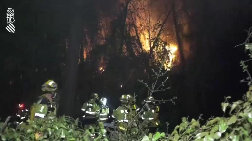 Los bomberos durante las labores de extinción nocturnas en Táberna.