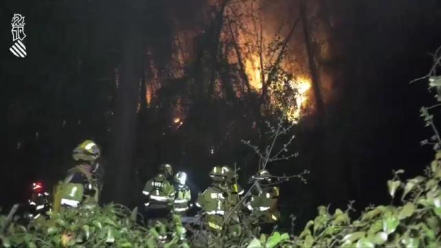 Los bomberos durante las labores de extinción nocturnas en Táberna.