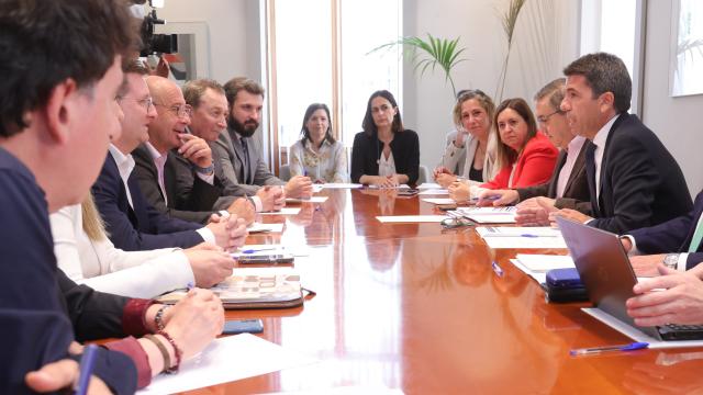 Carlos Mazón, derecha, en un momento de la reunión de este lunes con las asociaciones.
