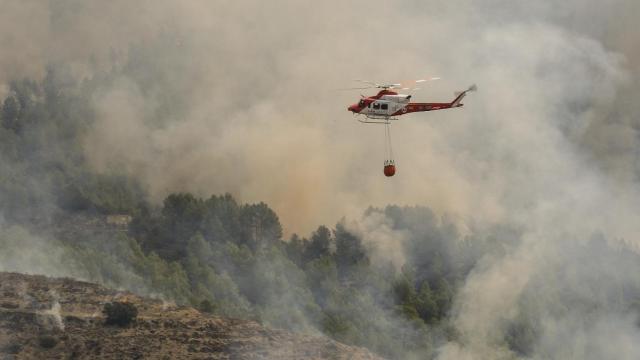 Un momento de las operaciones este lunes para frenar las llamas en Tàrbena.