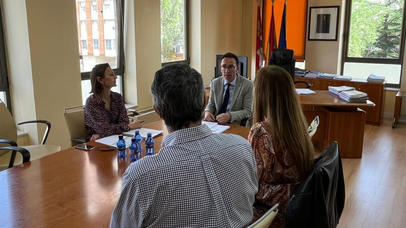 El director general de Trabajo y Prevención de Riesgos Laborales, Fernando de la Parte, se reúne con los trabajadores del Serla
