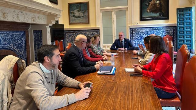 José Mazarías se reúne con hosteleros de todos los barrios de Segovia para organizar la feria de día de San Juan y San Pedro