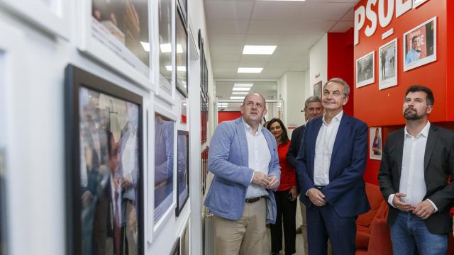 El secretario general del PSOE de Segovia, José Luis Aceves; el secretario general del PSOECyL, Luis Tudanca, y el expresidente del Gobierno de España José Luis Rodríguez Zapatero en la Galería Fotográfica Histórica del PSOE de Segovia