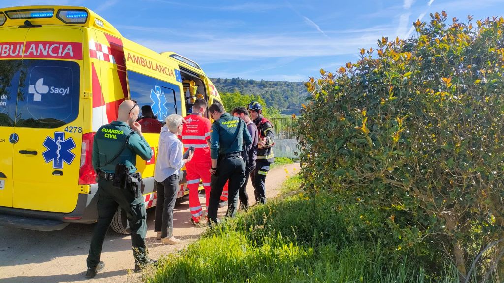 Los servicios de emergencia socorriendo al ciclista herido en Ciguñuela