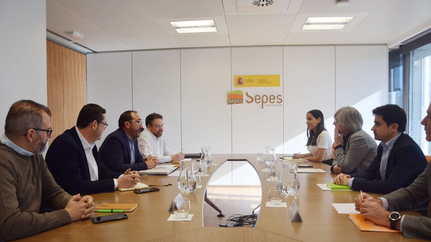 Imagen de la reunión del Ayuntamiento de Tordesillas con Sepes