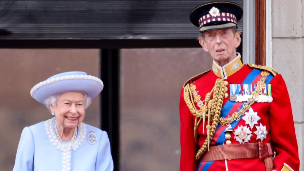 La reina Isabel II y Eduardo de Kent, en una imagen tomada durante el Trooping the Colour en junio de 2022.