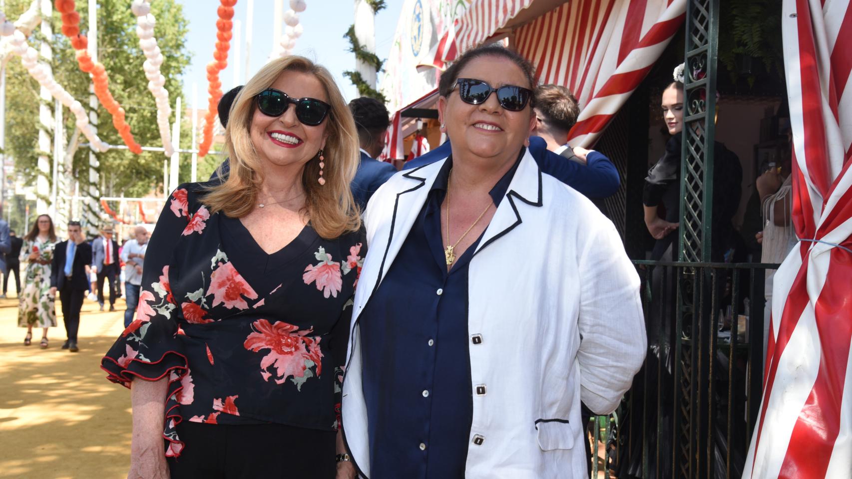 María del Monte disfruta de la Feria de Abril arropada por su mujer, Inma Casal: cónclave de famosos en el segundo gran día del ferial