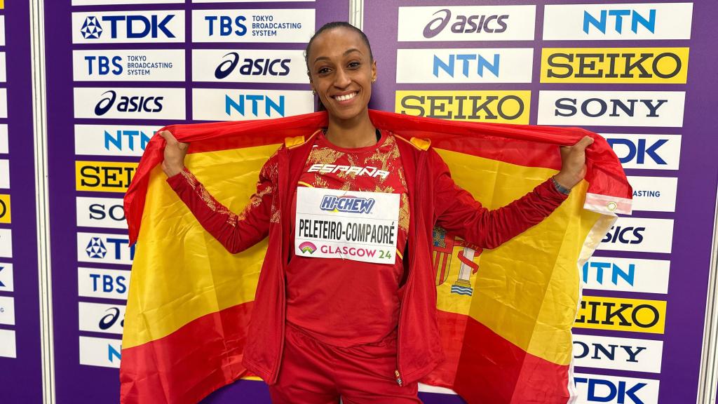 Ana Peleteiro celebra su bronce en triple salto en el Mundial de pista cubierta de Glasgow