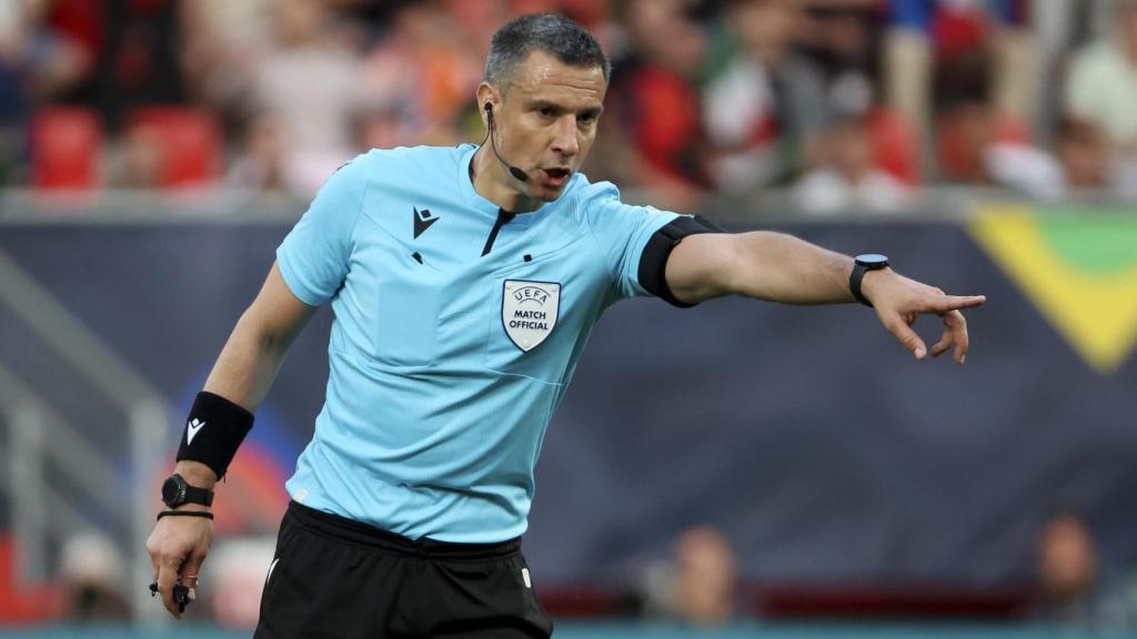 El árbitro esloveno Slavko Vincic, durante un partido internacional