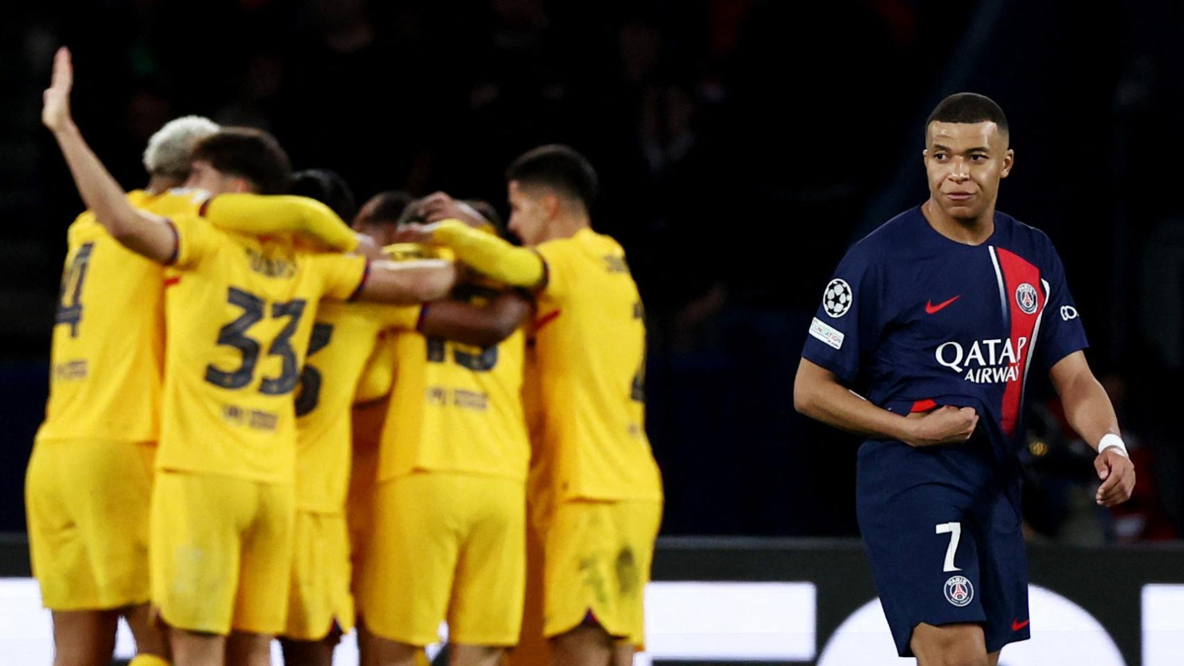 Kylian Mbappé y, de fondo, celebran un gol los jugadores del FC Barcelona