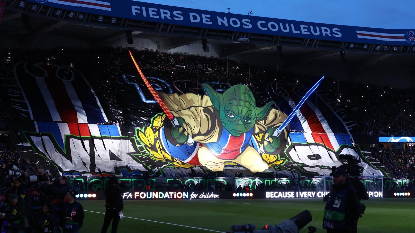 Mosaico de los aficionados del PSG en el partido ante el Barça.