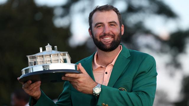 El estadounidense Scottie Scheffler, con la chaqueta verde, celebra su victoria en el Masters  de Augusta.