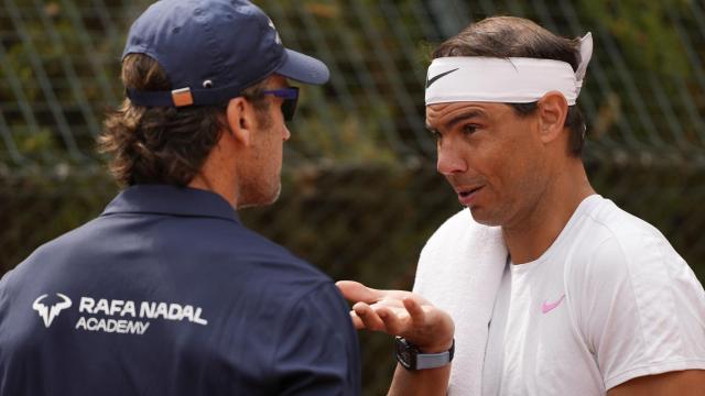 Rafa Nadal habla con Carlos Moyá durante un entrenamiento en el RCTB-1899