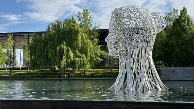 'Iris', la escultura de Jaume Plensa en Distrito Telefónica, Madrid, que celebra el centenario de la compañía. Foto: F. D. Quijano