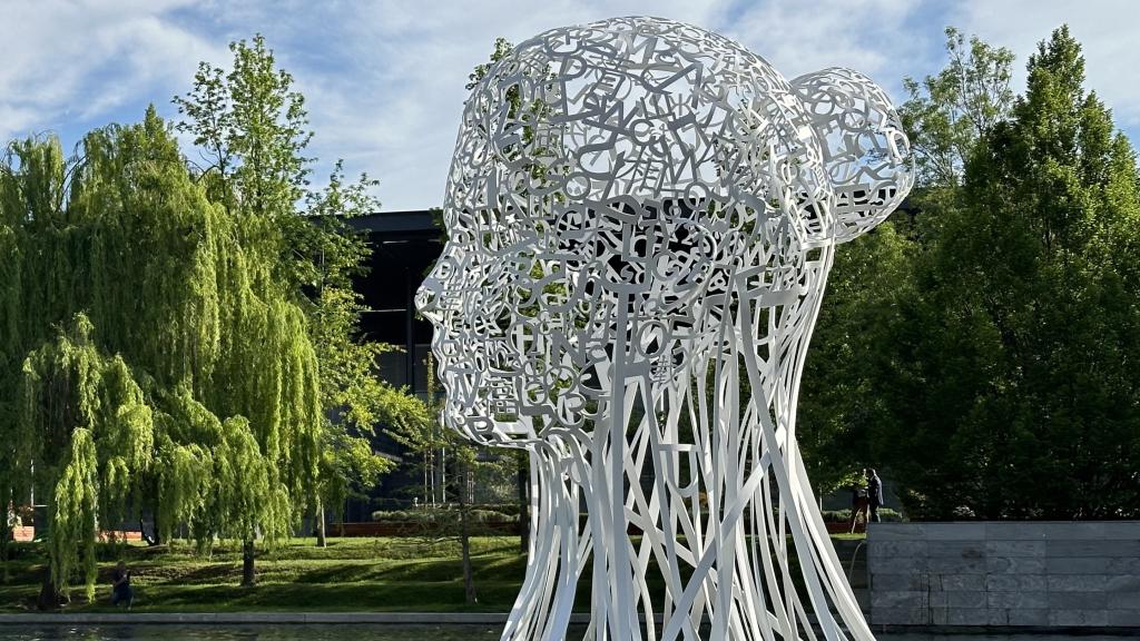 'Iris', la escultura de Jaume Plensa en Distrito Telefónica, Madrid, que celebra el centenario de la compañía. Foto: F. D. Quijano