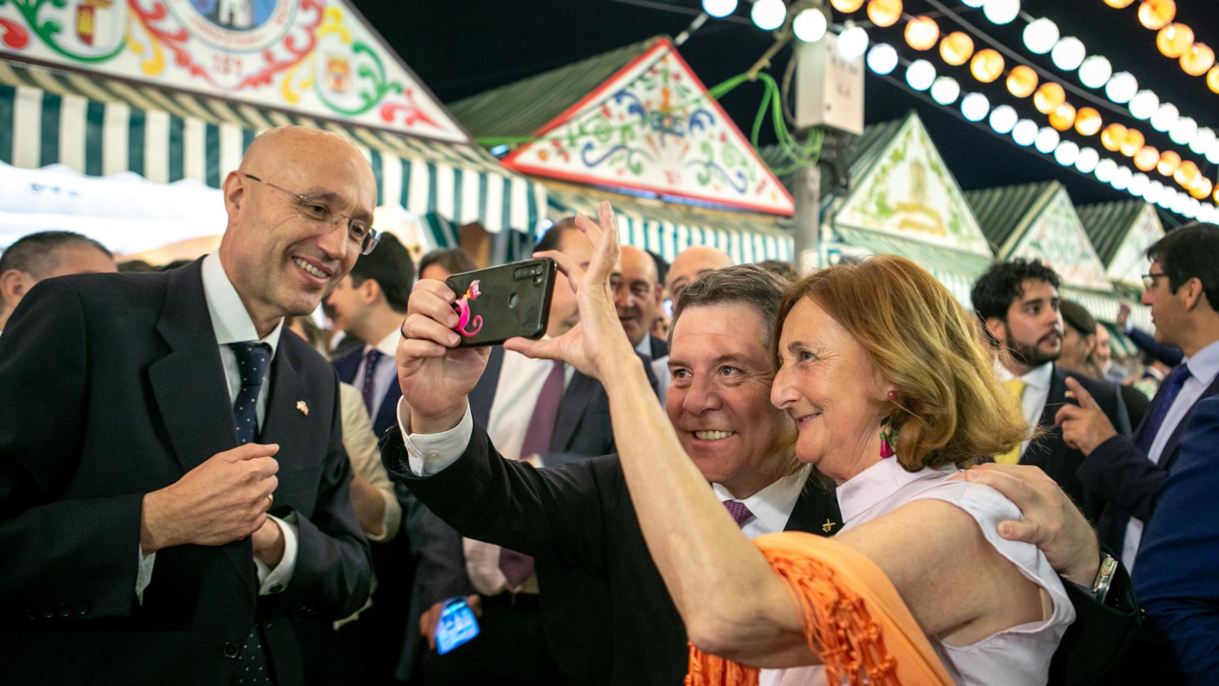 Page disfruta en Sevilla de la Feria de Abril, de los toros y del cariño de la gente