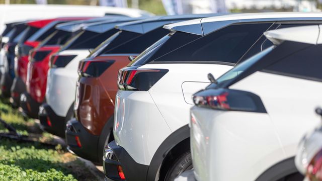 Varios coches en venta.