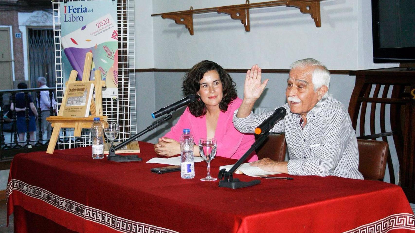 Juan José García, histórico alcalde de Calzada de Calatrava, junto a la actual regidora, Gema García.