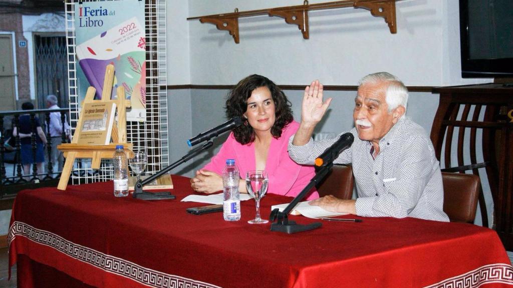 Juan José García, histórico alcalde de Calzada de Calatrava, junto a la actual regidora, Gema García.