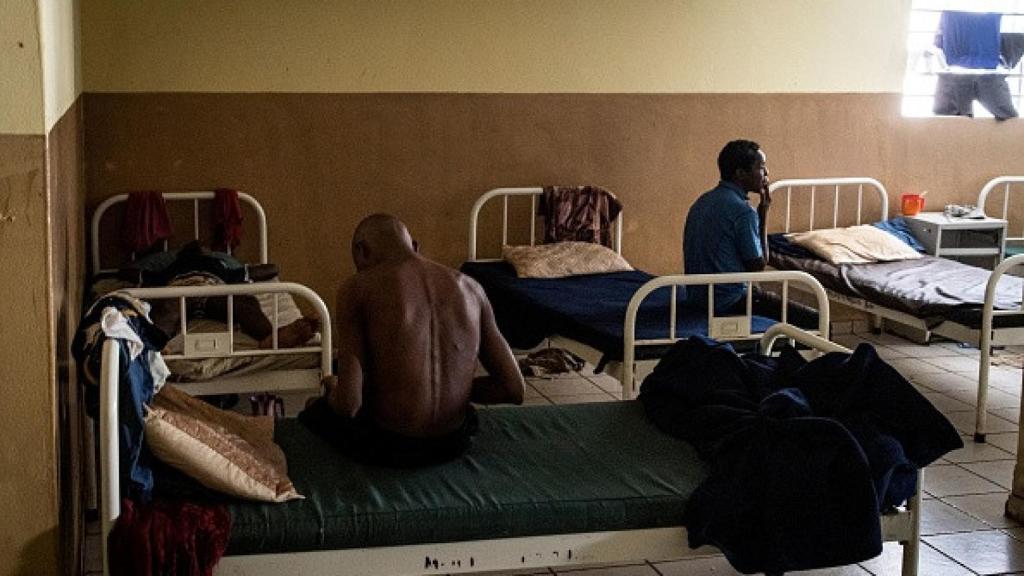 Dos adictos al kush en recuperación sentados en sus camas en el Hospital Mental de Kissy, el 22 de junio de 2023.