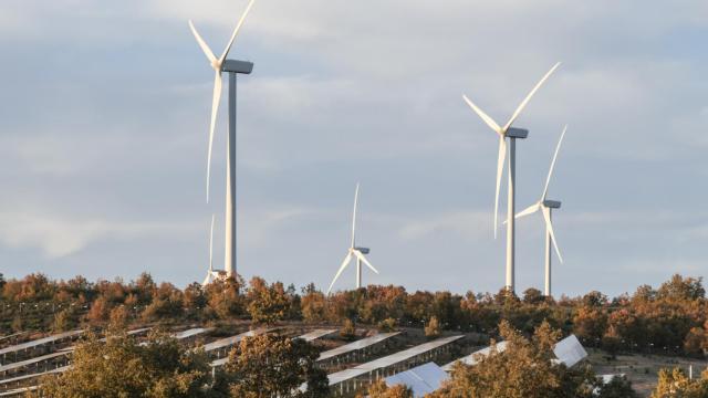Imagen de archivo de molinos y las placas solares que generan energía renovable (iStock).