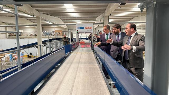 El alcalde de Murcia, José Ballesta (i), el presidente de la Región de Murcia, Fernando López Miras (c) y el CEO de SEUR, David Sastre (d), inauguran el nuevo centro de SEUR en Murcia.