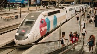 Varios viajeros en el tren de alta velocidad Ouigo.
