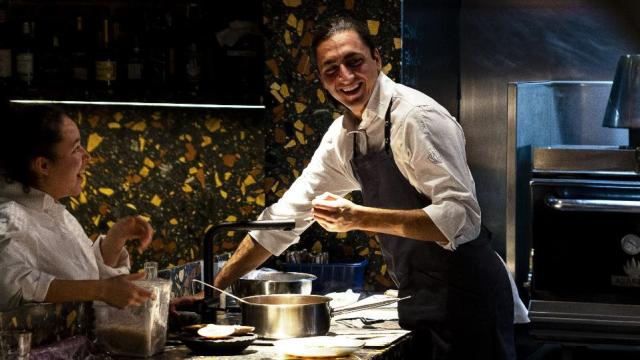 Juan D'Onofrio, el chef más joven recomendado por la Guía Michelin, en la cocina de su restaurante Chispa Bistró (calle Barquillo, 8).