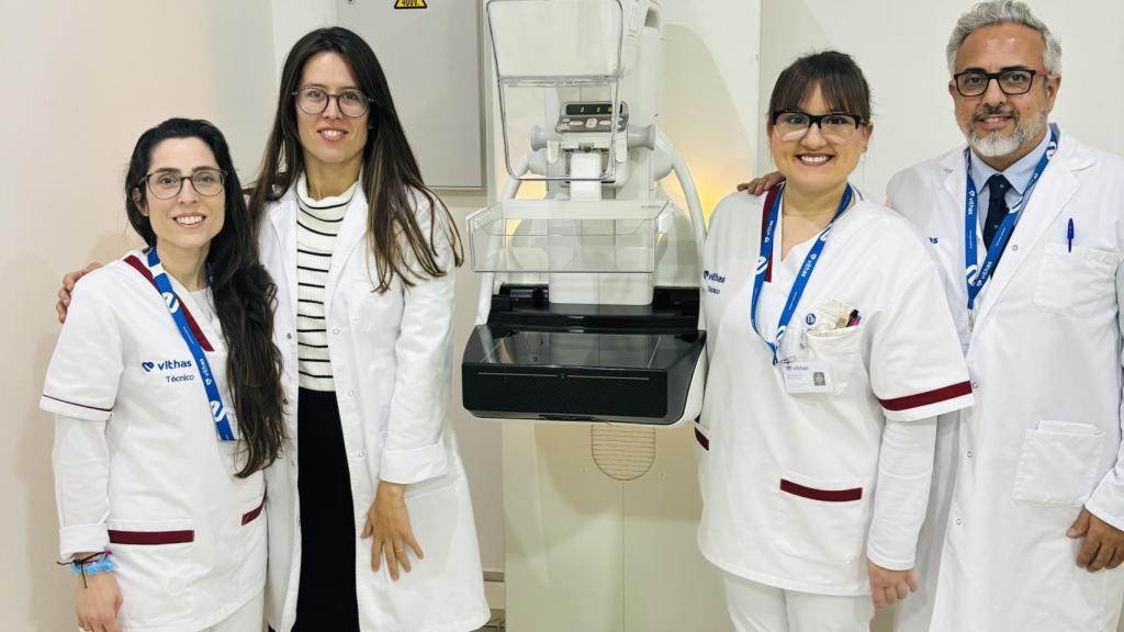 El doctor Ramos acompañado del resto del equipo en el Hospital Vithas Xanit Estepona.