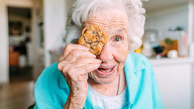 Mujer centenaria sonriendo.