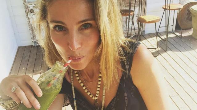 Elsa Pataky bebiendo un batido.