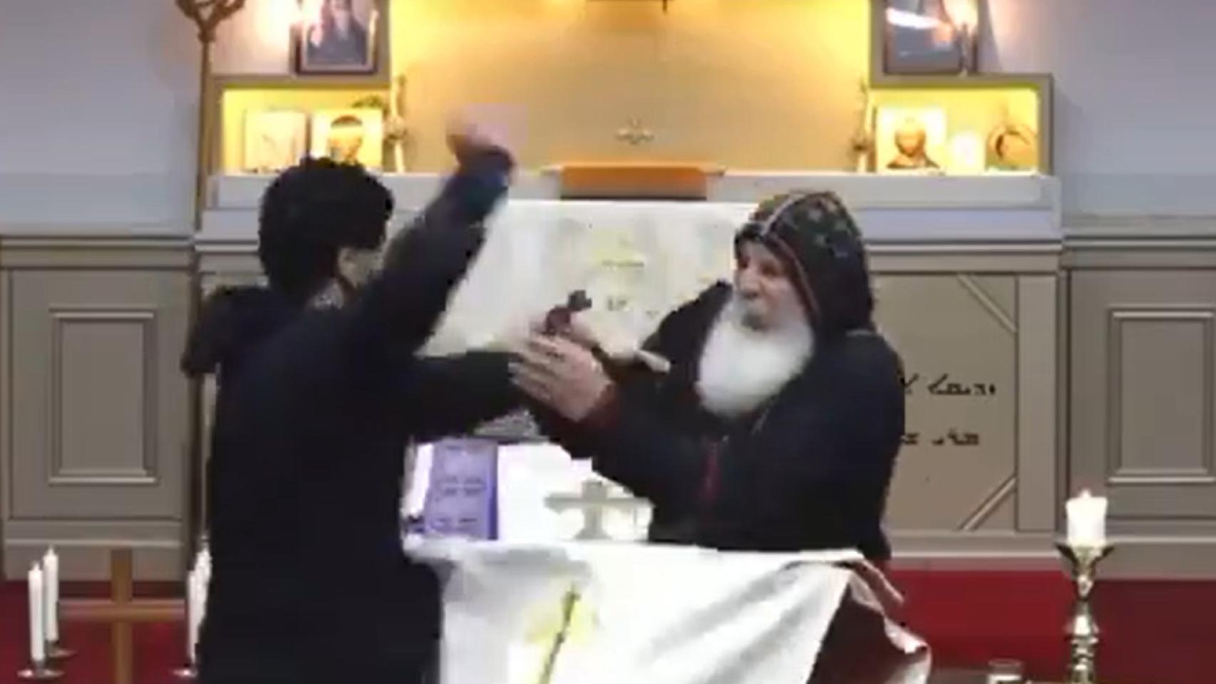 El atacante a punto de apuñalar al sacerdote este lunes en una iglesia de Sídney.