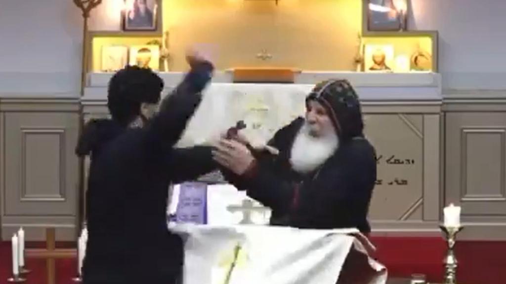 El atacante a punto de apuñalar al sacerdote este lunes en una iglesia de Sídney.