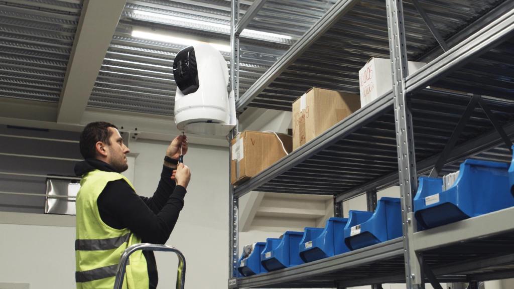 Técnico instalando una PaintCam en un almacén