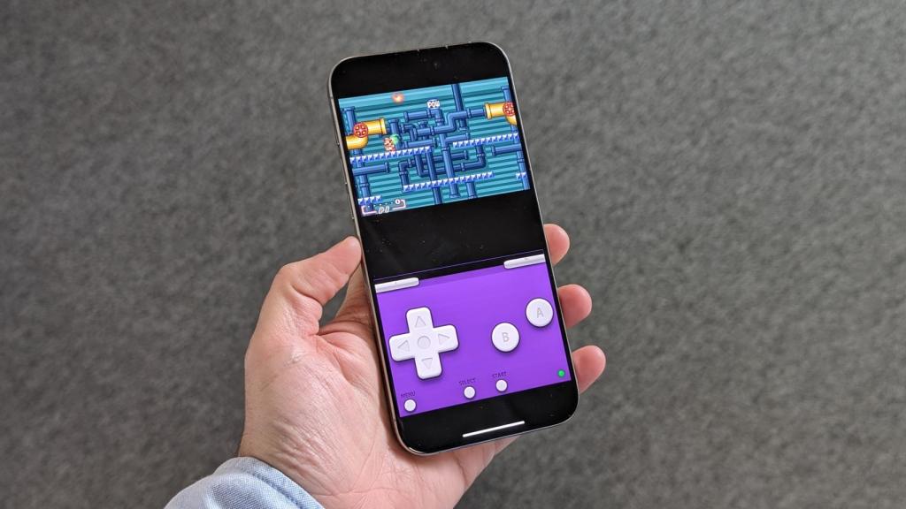 iPhone 15 Pro Max con el emulador iGBA