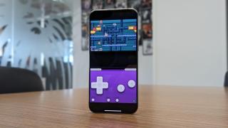 iPhone 15 Pro Max con emulador iGBA