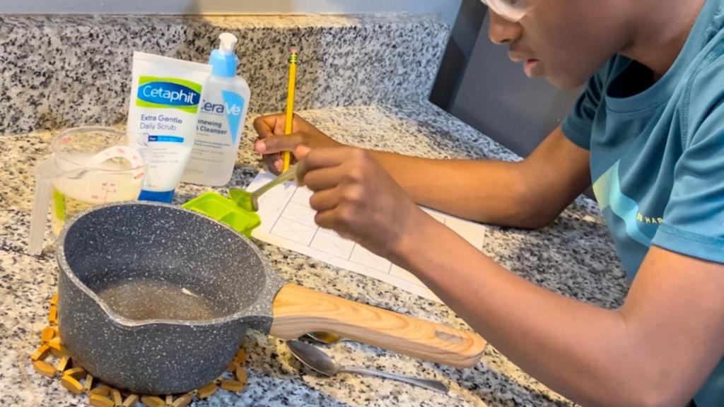 Heman Bekele preparando el jabón.