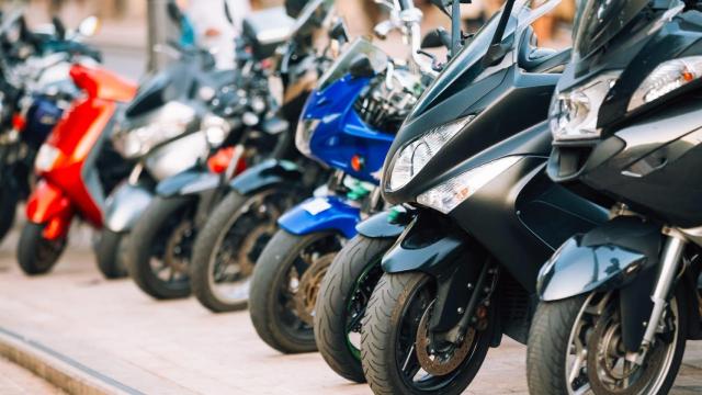 Motos estacionadas.