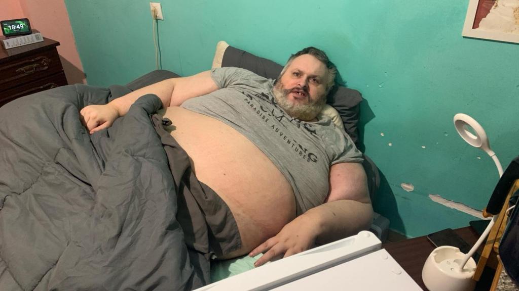 Jose María, en la cama, de la que no puede moverse desde hace 3 meses.
