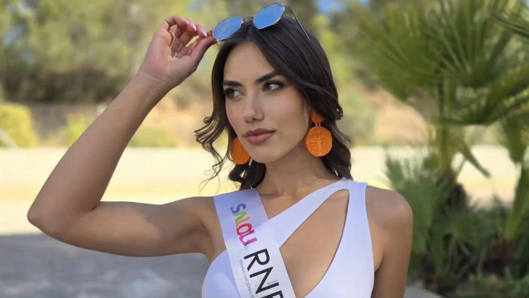 Elizabeth Laker con la banda del certamen de Miss RNB España.