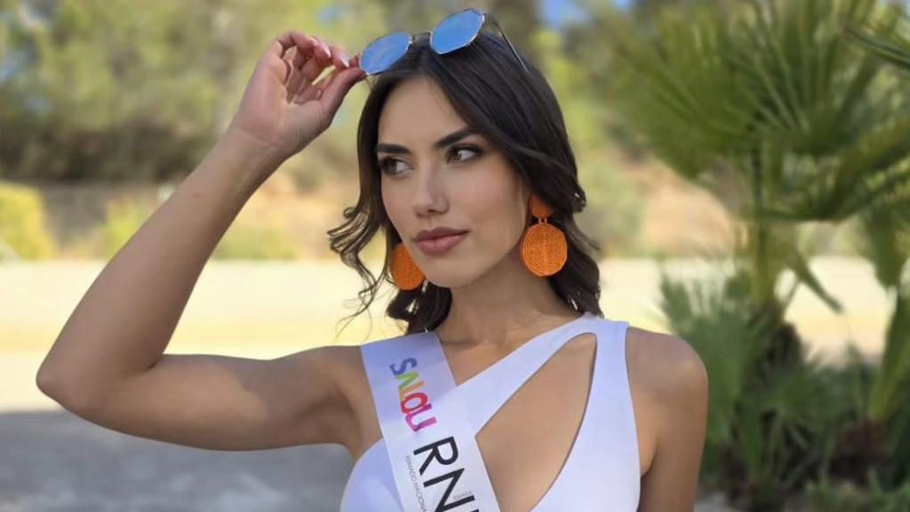 Elizabeth Laker con la banda del certamen de Miss RNB España.