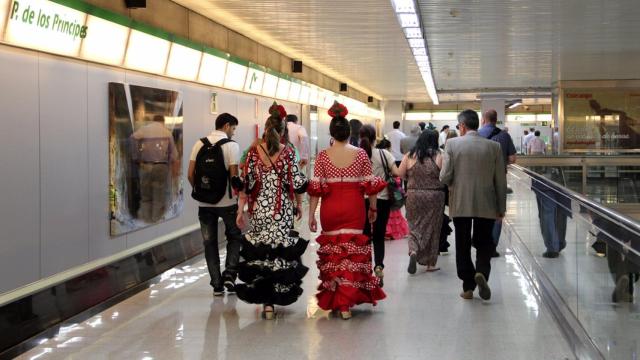 Dos mujeres vestidas de flamenca en la parada del Parque de los Príncipes.