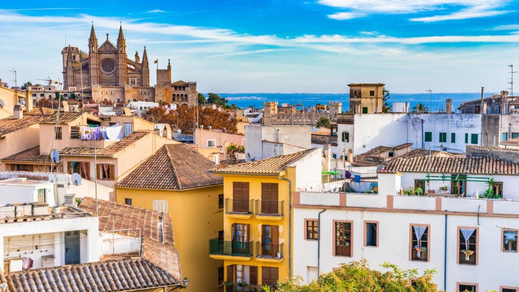 Imagen de archivo de la ciudad entre las favoritas de Europa para viajar en el Puente de Mayo.