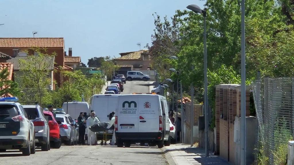 Momento en que se retiraron los cadáveres en la vivienda donde se produjo el crimen en Chiloeches (Guadalajara).