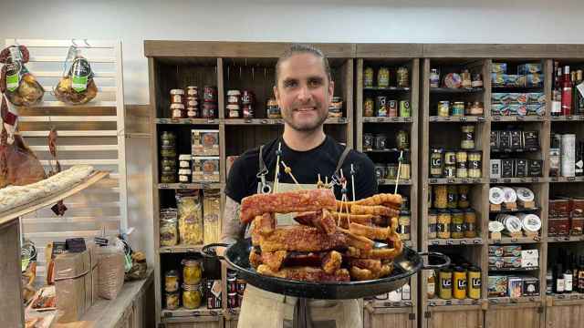 Miguel de Matos con una bandeja de torreznos en su local de Vigo.