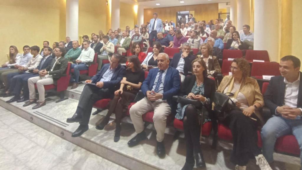 Autoridades presentes en el acto, con el salón completamente lleno