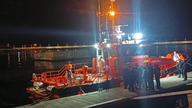 Salvamento localiza una patera con 17 personas